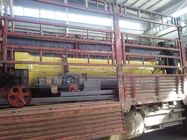 發(fā)往江蘇揚(yáng)州的雞糞烘干機(jī)裝貨現(xiàn)場(chǎng)